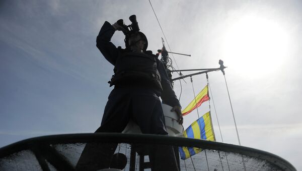 Моряк ищет цель во время учебных стрельб на катере проекта Шмель - Sputnik Mundo