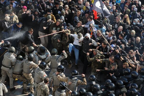Detenidos 36 manifestantes en Kiev tras enfrentamientos con policía cerca del Parlamento - Sputnik Mundo