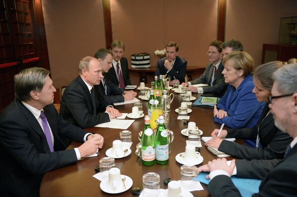 Putin y Merkel mantienen “serias discrepancias” sobre Ucrania, dice el Kremlin - Sputnik Mundo