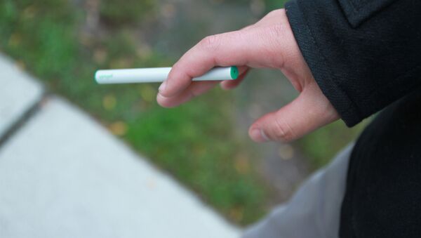 La OMS insta a reforzar el control de distribución de cigarrillos electrónicos - Sputnik Mundo
