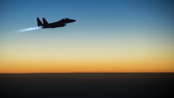A U.S. Air Force F-15E Strike Eagle aircraft flies over northern Iraq Sept. 23, 2014 - Sputnik Mundo