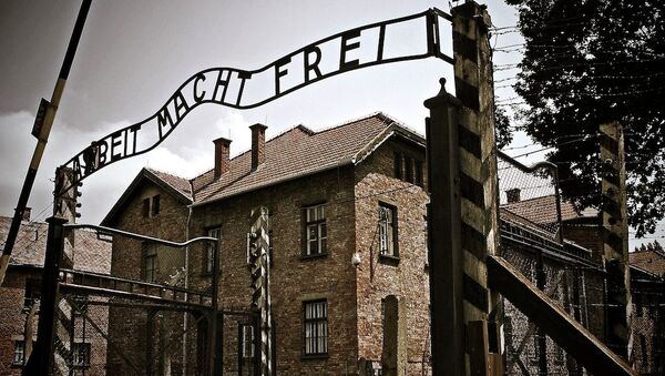 Entrada a Auschwitz I, donde se puede leer Arbeit macht frei (‘el trabajo libera’). - Sputnik Mundo