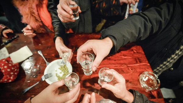 El alcohol sigue siendo la principal causa de muerte entre los hombres rusos - Sputnik Mundo