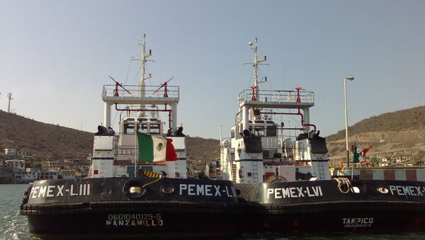 Pemex desaloja a 15.000 petroleros de plataformas por mal tiempo en Golfo de México - Sputnik Mundo