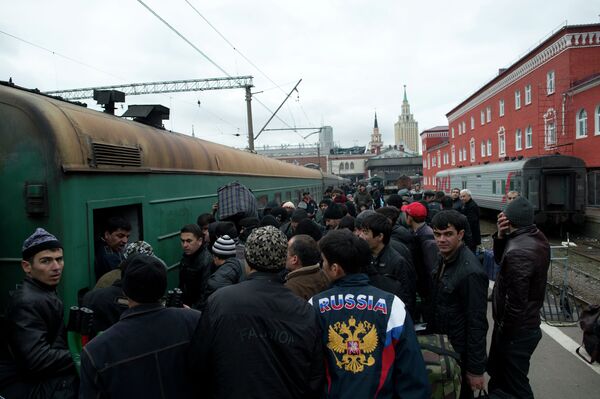 Más de seis millones de ciudadanos de Asia Central llegan a Rusia cada año - Sputnik Mundo