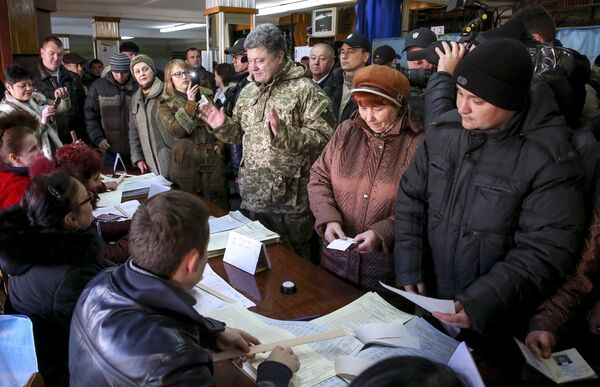 Petró Poroshenko, presidente ucraniano, arribó a Donbás, donde votará en las elecciones parlamentarias de este domingo - Sputnik Mundo