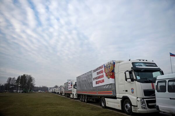 Un centenar de camiones con ayuda humanitaria rusa parte a Donbás - Sputnik Mundo