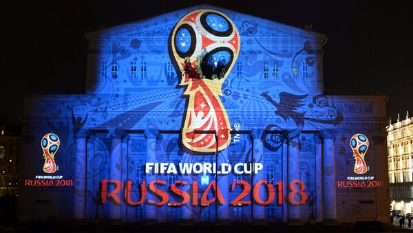 Logotipo oficial de la Copa Mundial 2018 en la fachada del Teatro Bolshoi de Moscú - Sputnik Mundo