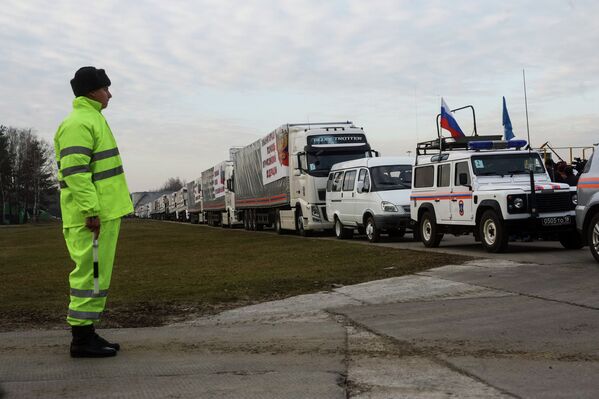 Cuarto convoy de ayuda humanitaria a Donbás - Sputnik Mundo
