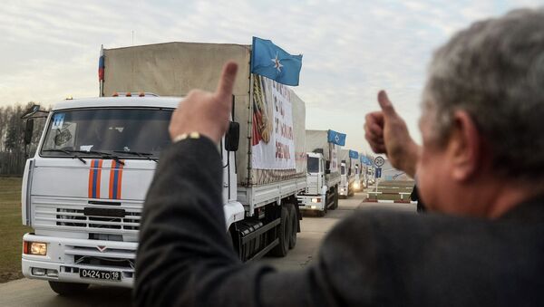 El cuarto convoy del Ministerio de Emergencia de Rusia que lleva ayuda humanitaria para la población de las regiones de Lugansk y Donetsk salió el martes de Noguinsk - Sputnik Mundo