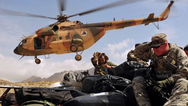 Helicóptero con la ayuda humanitaria llega a una de las aldeas afganas - Sputnik Mundo