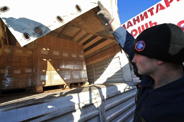 Periodistas rusos revisan camiones con ayuda humanitaria para Donbás - Sputnik Mundo