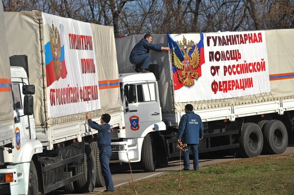 Primeros camiones con carga humanitaria rusa llegan a la frontera con Ucrania - Sputnik Mundo