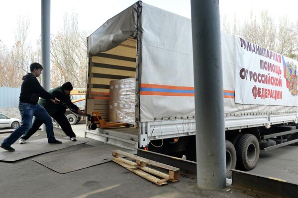 Descarga de la ayuda humanitaria rusa en Donetsk - Sputnik Mundo