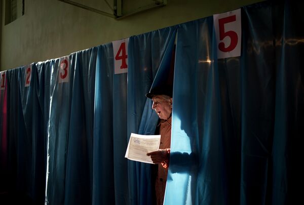 Las elecciones en Donbás fueron “necesarias”, dice experto español - Sputnik Mundo