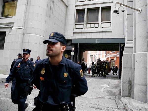 Dos heridos graves en un incendio en el Banco de España - Sputnik Mundo