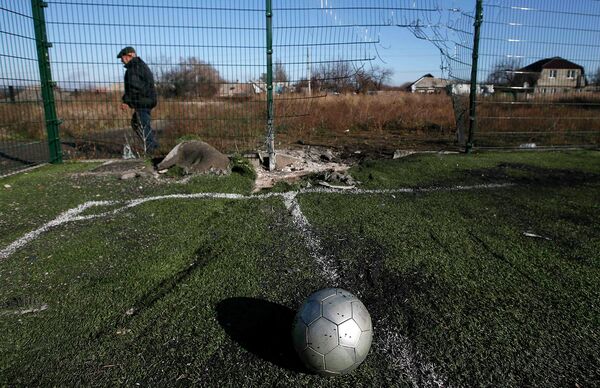 Estadio de la escuela de Donetsk donde perecieron varios adolescentes - Sputnik Mundo