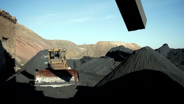 Donbás exhorta a Rusia a no vender a Kiev los tipos de carbón que produce la región - Sputnik Mundo