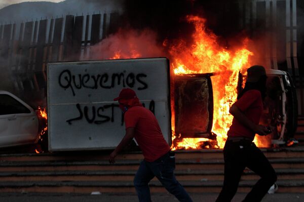 Estudiantes atacan Gobierno local en México exigiendo que encuentren a sus compañeros - Sputnik Mundo