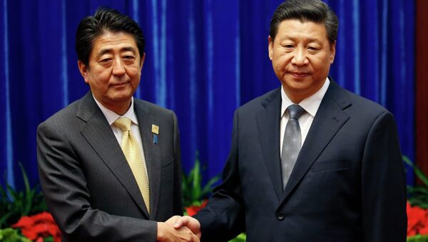 Primer ministrode Japón, Shinzo Abe, y  presidente de China, Xi Jinping - Sputnik Mundo