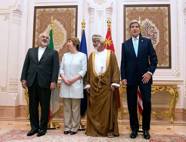 Mohamed Zarif, Catherine Ashton, Yussef bin Alawi y John Kerry durante la reunión de domingo en Mascate, la capital de Omán - Sputnik Mundo