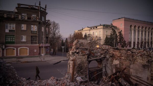 Calles destruidas en Lugansk - Sputnik Mundo