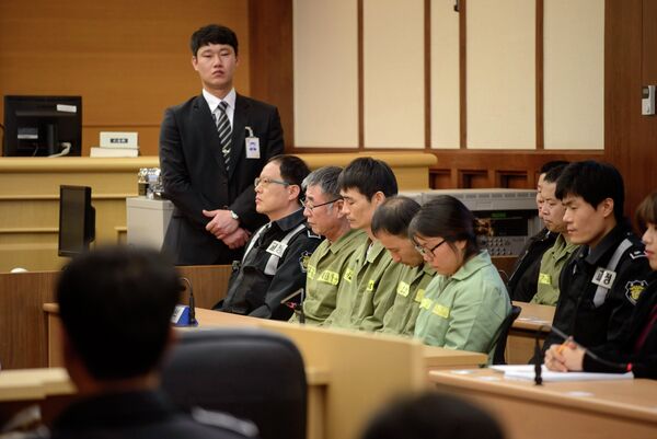 Lee Joon-seok (hombre en verde, con gafas), capitán del naufragado ferry Sewol, en la corte - Sputnik Mundo