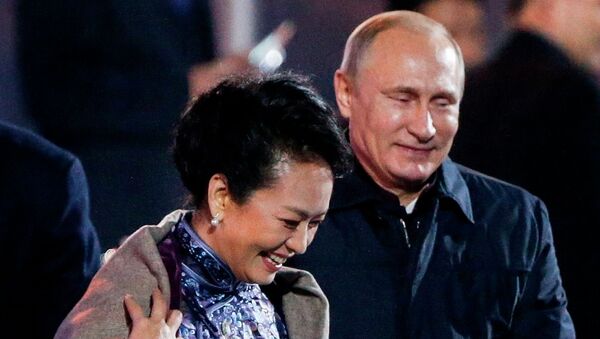 Primera dama de China, Peng Liyuan y presidente de Rusia, Vladímir Putin - Sputnik Mundo