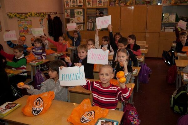 El capitán del Shajtar dona 20 toneladas de mandarinas para los niños de Donetsk - Sputnik Mundo