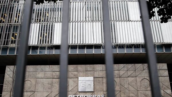 La corrupción y el precio bajo de las commodities hunden a Petrobras en bolsa - Sputnik Mundo