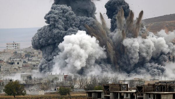 Bombardeos aéreos de la coalición liderada por EEUU en Siria (archivo) - Sputnik Mundo