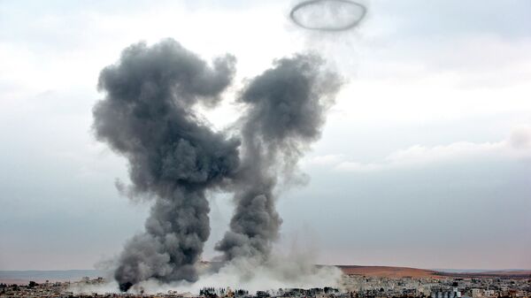 Bombardeos aéreos de la coalición liderada por EEUU en Siria - Sputnik Mundo
