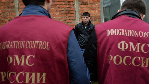 Рейд ФМС по выявлению нелегальных мигрантов в Москве - Sputnik Mundo