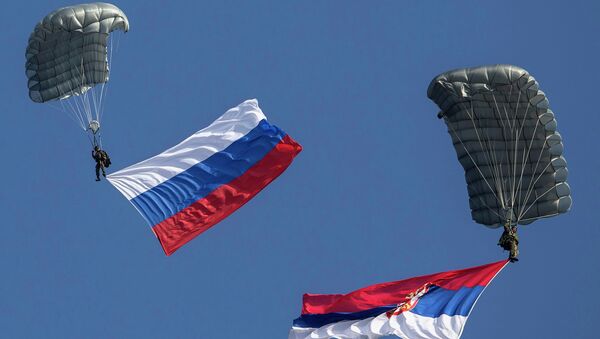 Banderas de Rusia y Serbia - Sputnik Mundo