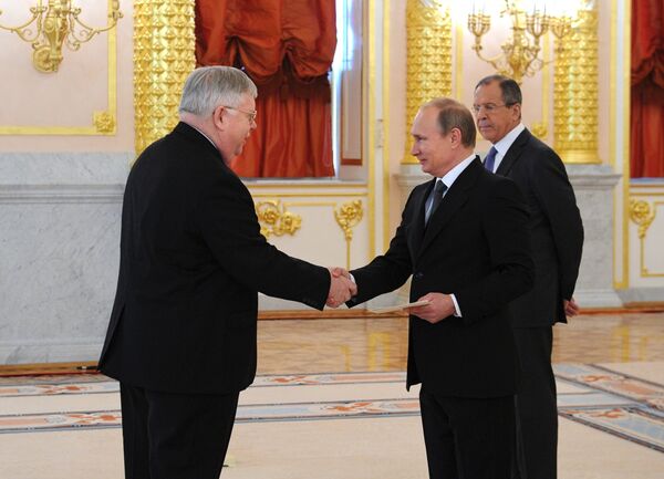 John Tefft, embajador de EEUU y Vladímir Putin, presidente de Rusia - Sputnik Mundo