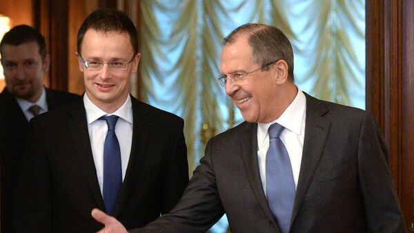 Ministro de Asuntos Exteriores de Hungría, Péter Szijjártó con su homólogo ruso Serguéi Lavrov - Sputnik Mundo