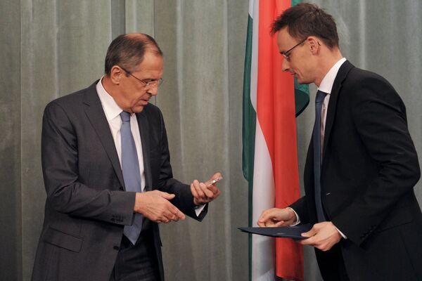 Serguéi Lavrov, ministro de Exteriores de Rusia, y su homólogo húngaro, Péter Szíjjártó - Sputnik Mundo