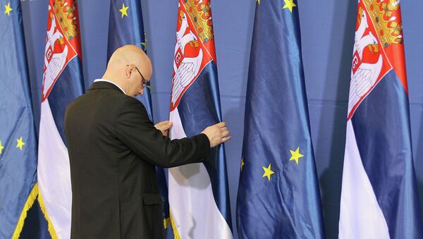 La UE condiciona el ingreso de Serbia a que se una a sanciones contra Rusia - Sputnik Mundo