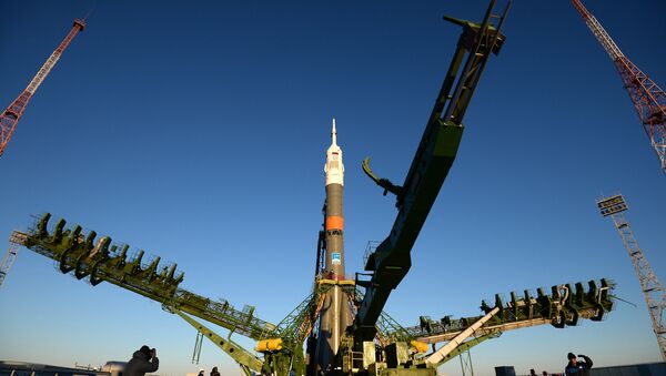 Concluye la instalación del cohete Soyuz-FG en la plataforma de despegue - Sputnik Mundo