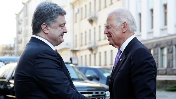 Ukraine's President Petro Poroshenko (L) shakes hands with U.S. Vice President Joe Biden before their meeting in Kiev, November 21, 2014 - Sputnik Mundo