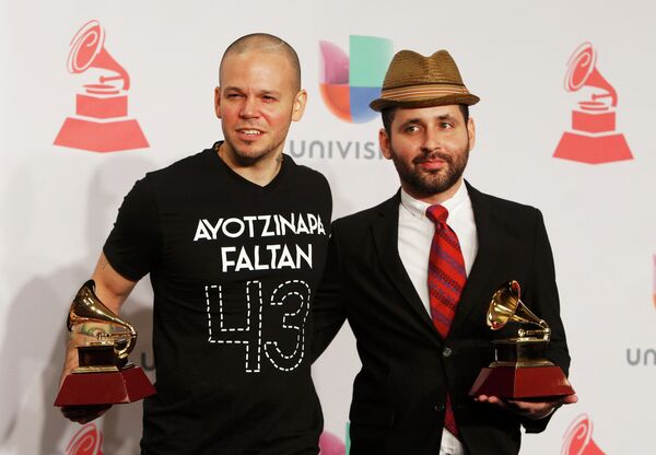 Calle 13 dedicó su premio Grammy a los 43 estudiantes desaparecidos en México - Sputnik Mundo