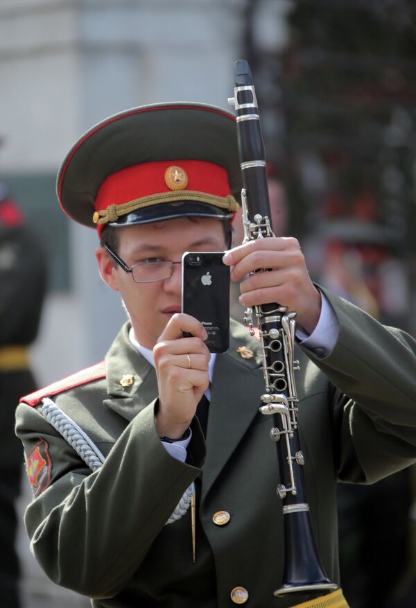 Rusia desmiente que vaya a vetar el iPhone en el Ejército - Sputnik Mundo