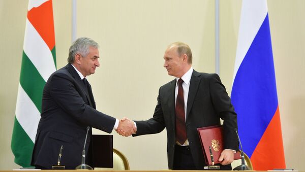 Presidente de Abjasia, Raúl Jadzhimba y presidente de Rusia, Vladímir Putin - Sputnik Mundo