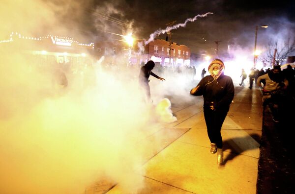 Disturbios en EEUU tras el fallo del tribunal sobre el caso del asesinato en Ferguson - Sputnik Mundo