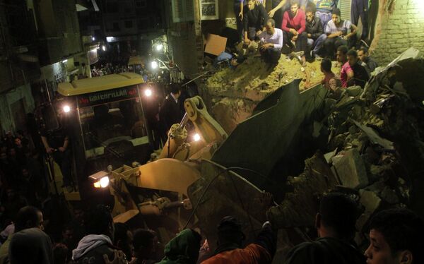 El derrumbe de un edificio causa al menos 15 muertos y 7 heridos en El Cairo - Sputnik Mundo