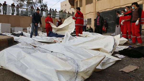 Asciende a 95 el número de muertos por ataques aéreos sirios contra la ciudad de Al Raqqa - Sputnik Mundo