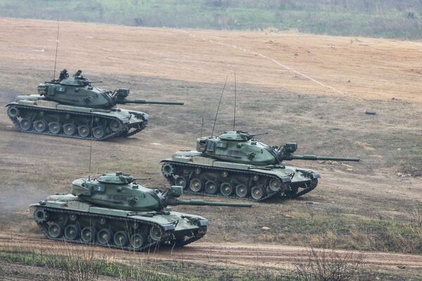 Letonia necesita tanques estadounidenses en su territorio, asegura eurodiputado - Sputnik Mundo