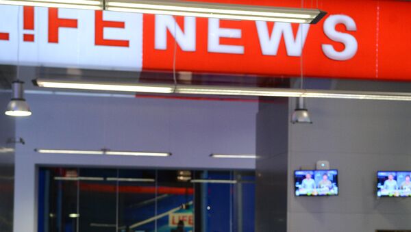 Corresponsal del canal televisivo ruso LifeNews es víctima de una golpiza en Kiev - Sputnik Mundo