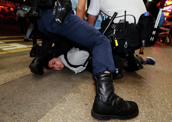 La policía detiene a once manifestantes en Hong Kong - Sputnik Mundo