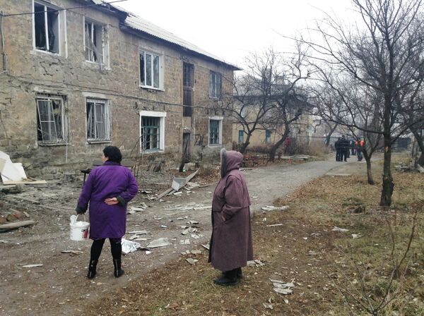 Un poblado de Donbás después del fuego artillero - Sputnik Mundo